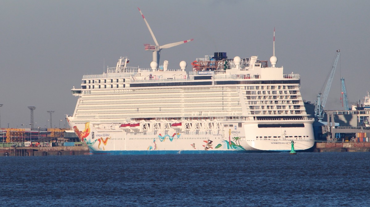 Die Norwegian Getaway am 21.11.2013 vor Bremerhaven von der Fhre Bremerhaven aufgenommen.