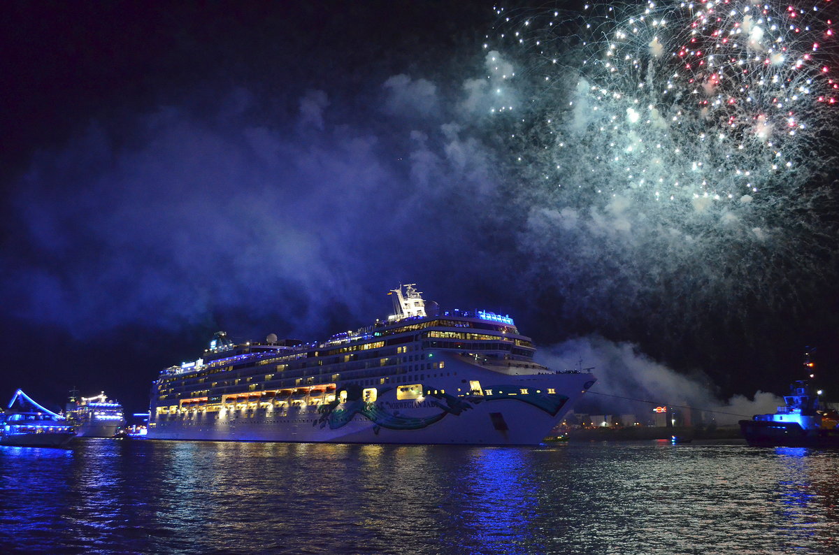 Die Norwegian Jade IMO-Nummer:9304057 Flagge:Bahamas Länge:294.0m Breite:32.0m Baujahr:2006 Bauwerft:Meyer Werft,Papenburg Deutschland bei der Parade der Hamburg Cruise Days am 09.09.17