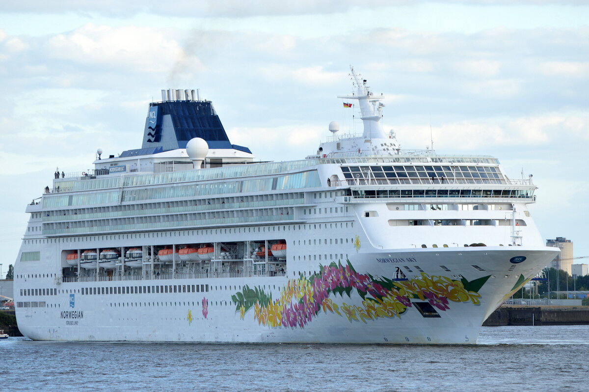 Die NORWEGIAN SKY IMO-Nummer:9128532 Flagge:Bahamas L�nge:259.0m Breite:32.0m Baujahr:1999 Bauwerft:Bremer Vulkan Werft,Vegesack Deutschland auslaufend aus Hamburg von der Gro�en Elbstra�e aufgenommen am  08.05.26