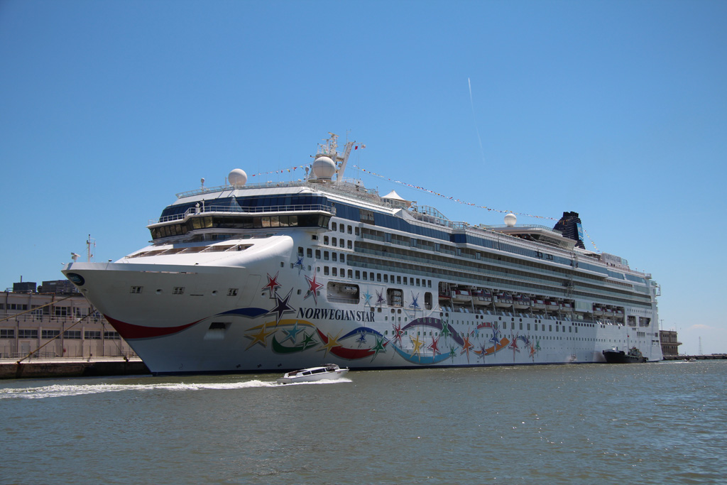 Die Norwegian Star am 18.06.2017 im Hafen von Venedig.