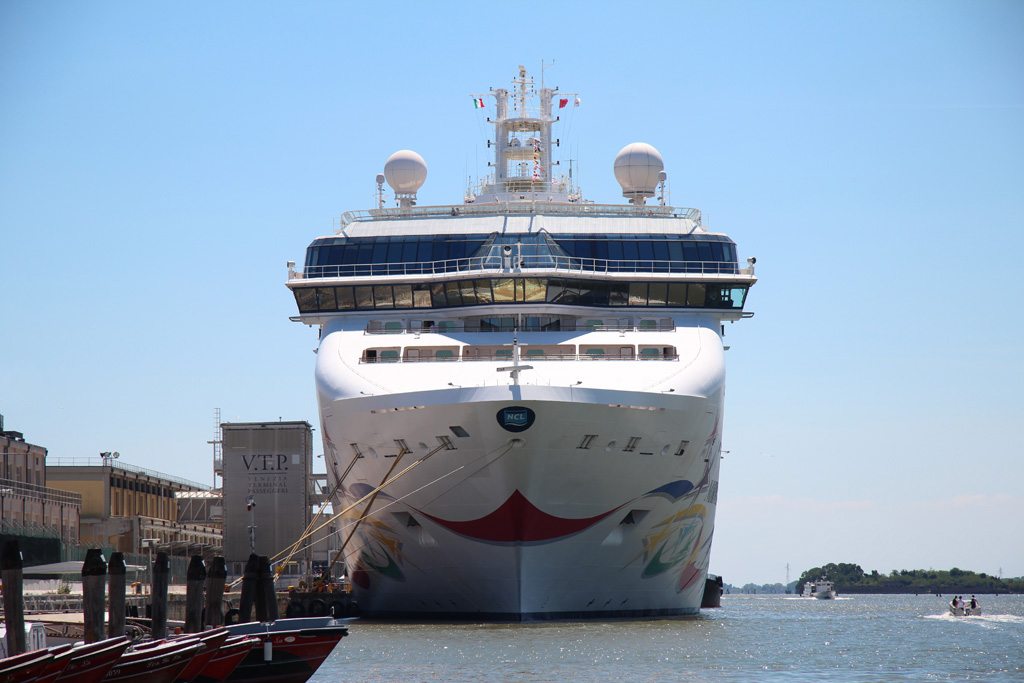 Die Norwegian Star am 18.06.2017 im Hafen von Venedig.