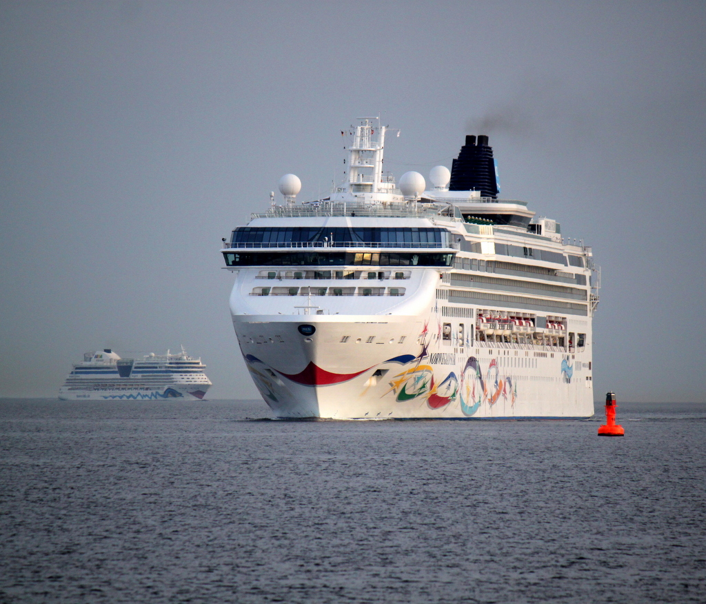 Die Norwegian Star auf ihrem Weg von Kopenhagen nach Tallinn beim Einlaufen am 12.05.2015 in Warnemnde