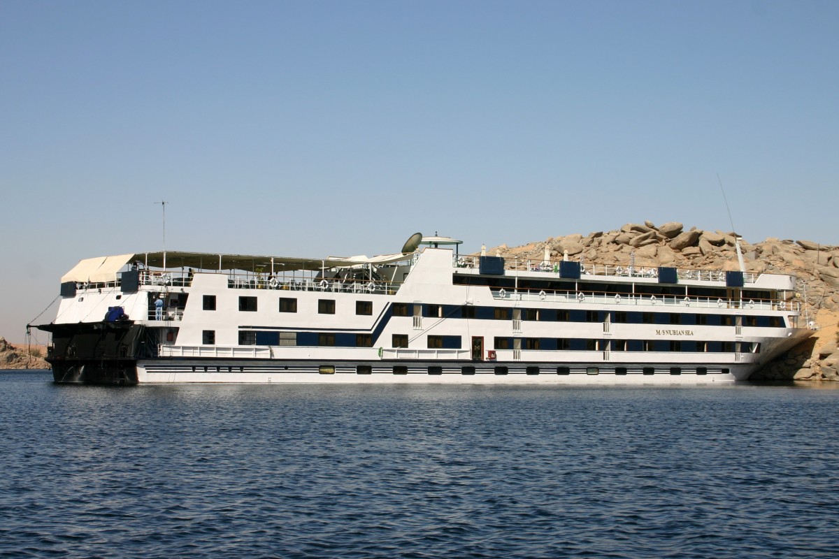 Die Nubean Sea liegt bei Abu Simbel vor Anker, 21.12.2004. Die Nubean Sea ist eines von wenigen Passagierschiffen auf dem Nasser Stausee.