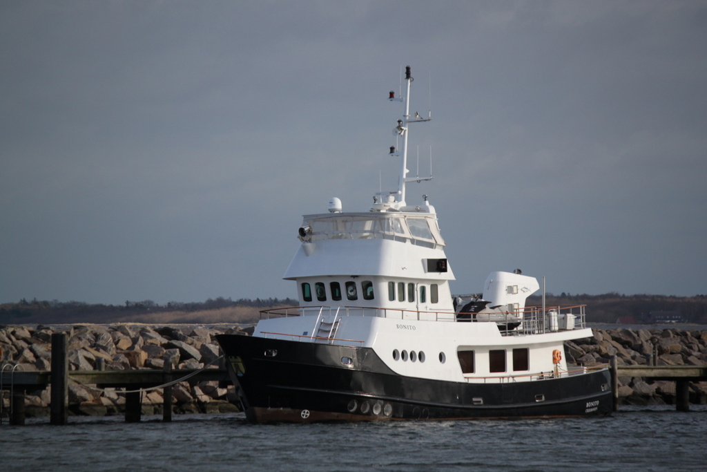 Die nur 26 m lange Bonito lag am Vormittag des 09.02.2019 im Yachthafen Hohe Düne.