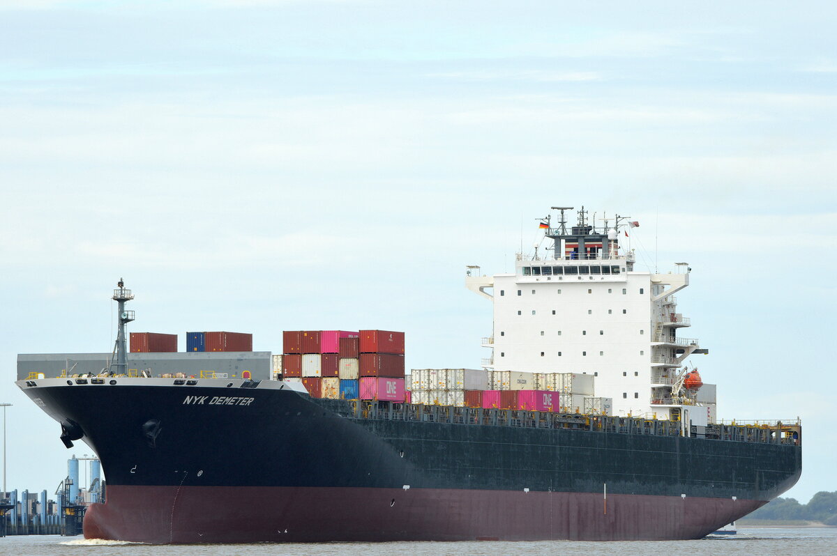 Die NYK DEMETER IMO-Nummer:9337664 Flagge:Panama Länge:294.0m Breite:32.0m Baujahr:2007 Bauwerft:Hyundai Heavy Industries,Ulsan Südkorea nach Hamburg einlaufend vor Teufelsbrück am 31.08.25