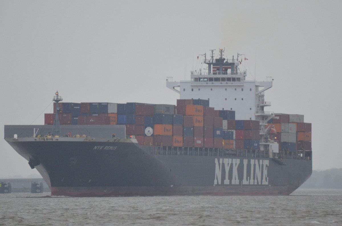 Die NYK Remus IMO-Nummer:9416965 Flagge:Panama Länge:293.0m Breite:32.0m Baujahr:2009 Bauwerft:Hyundai Samho Heavy Industries,Samho Südkorea einlaufend nach Hamburg vor Teufelsbrück am 14.05.17