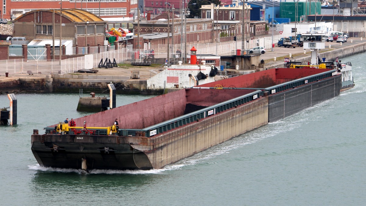 Die Obstine mit 2 Güterschubleichtern die Chauny und die Dole am 21.04.2014 im Hafen von Le Havre. Die Obstine ist 22m lang und 9m breit, die Chauny und die Dole sind je 79m lang.