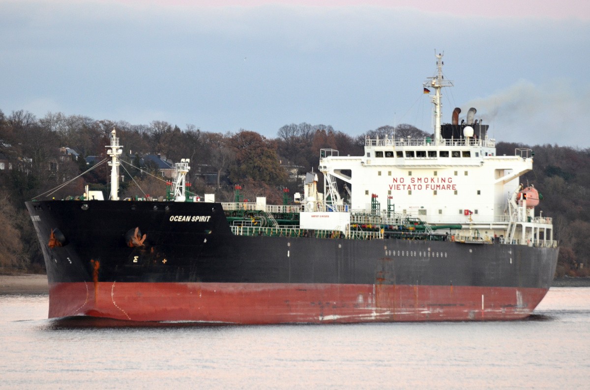 Die Ocean Spirit IMO-Nummer:9235701 Flagge:Marshallinseln Lnge:176.0m Breite:31.0m Baujahr:2003 Bauwerft:Shinasb Yard,Tongyoung Sdkorea aus Hamburg auslaufend am Rschpark Finkenwerder am 24.11.13