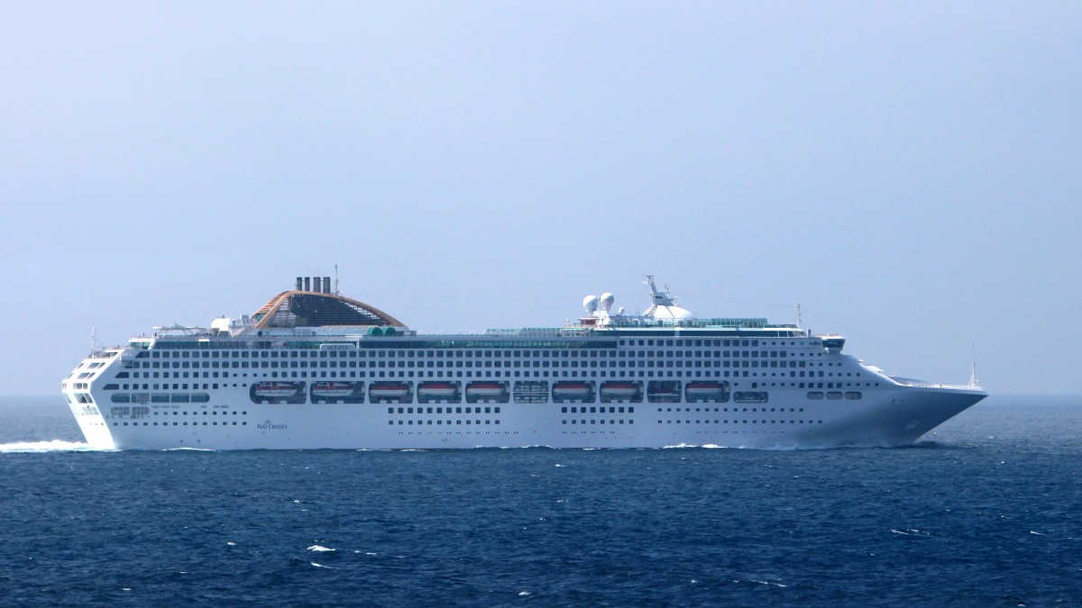 Die Oceana am 17.04.2014 vor Porto. Sie ist 261m lang und 40m breit.