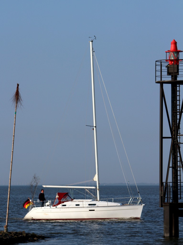 Die Oceanis am 03.05.2013 vor Fedderwardersiel.