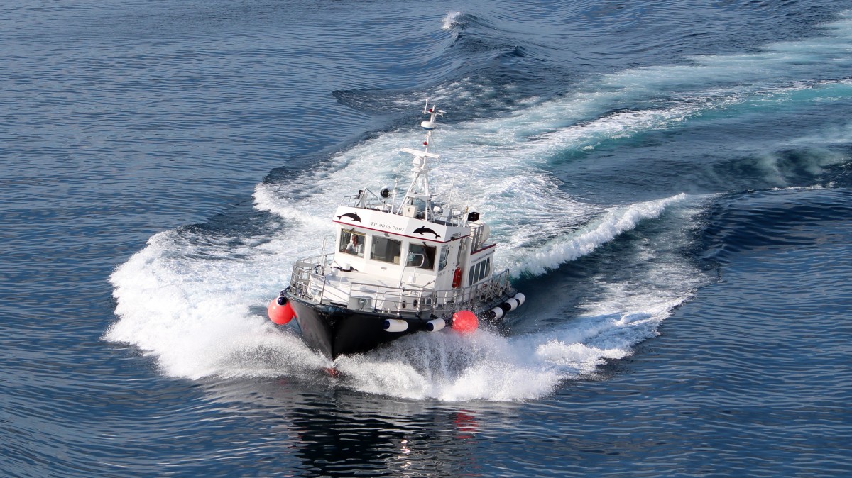 Die Oeysprinten am 23.07.2014 als Lotsenboot vor Leknes.