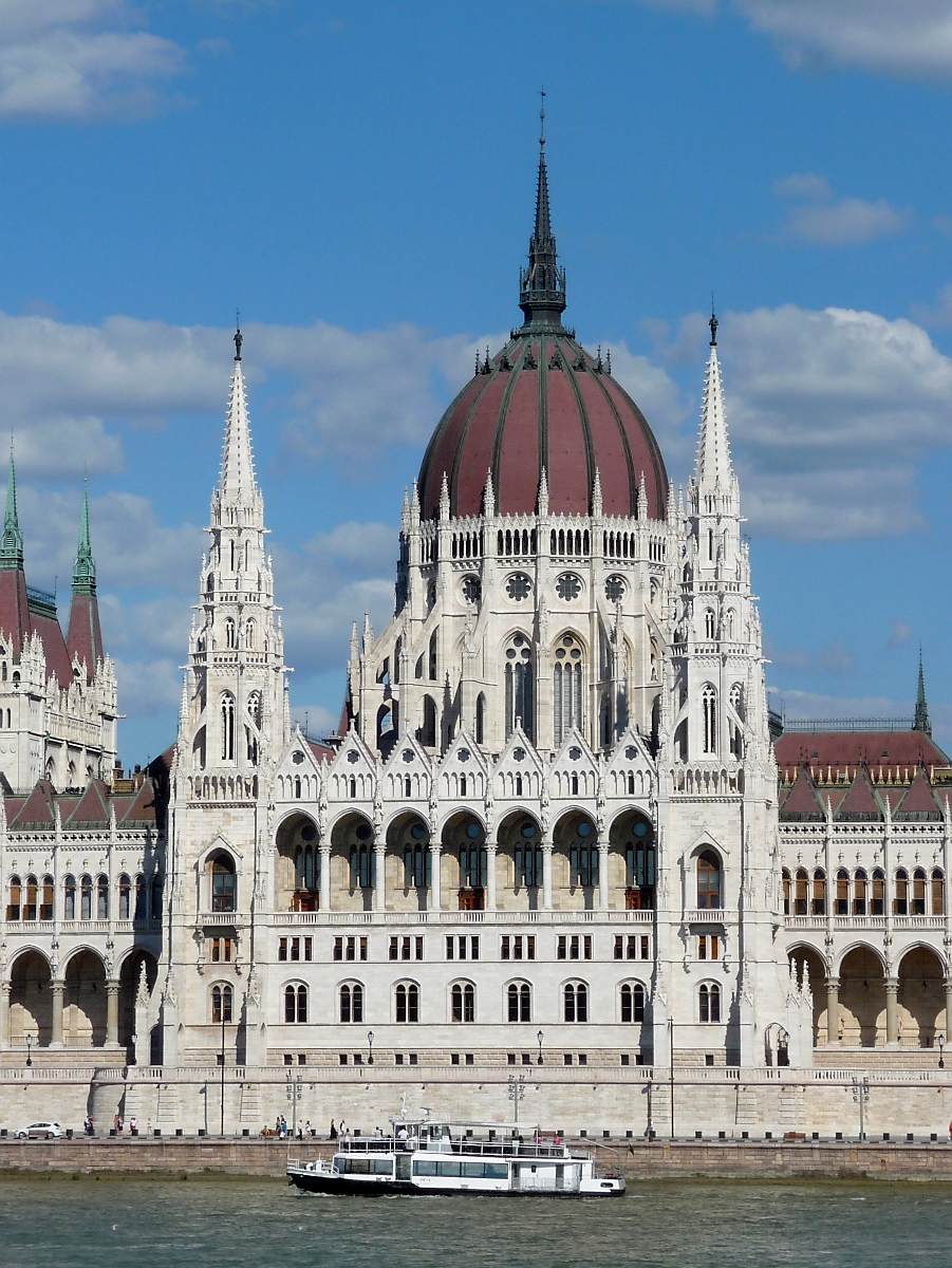 Die  Onyx  vor dem Parlament in Budapest, 7.8.16 