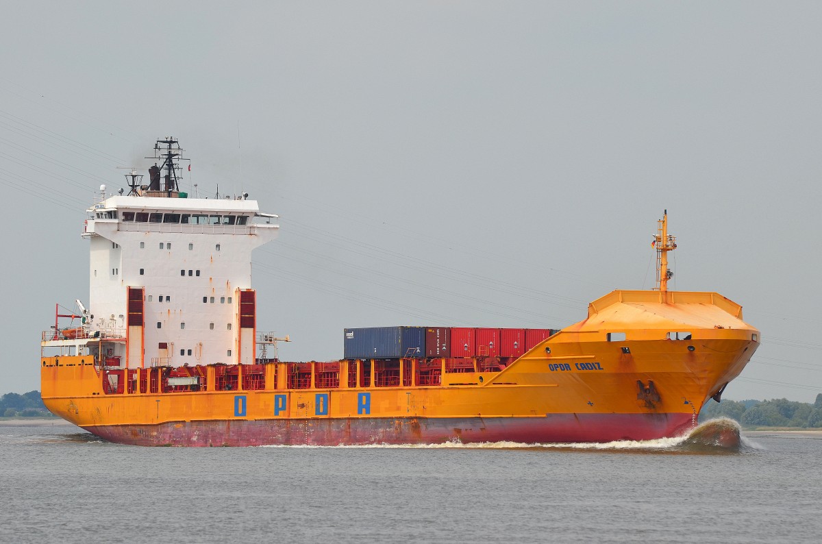 Die OPDR Cadiz IMO-Nummer:9216858 Flagge:Spanien Länge:128.0m Breite:21.0m Baujahr:2003 Bauwerft:Fujian Mawei Shipbuilding,Fuzhou China passiert Lühe auf der Elbe am 15.07.14
