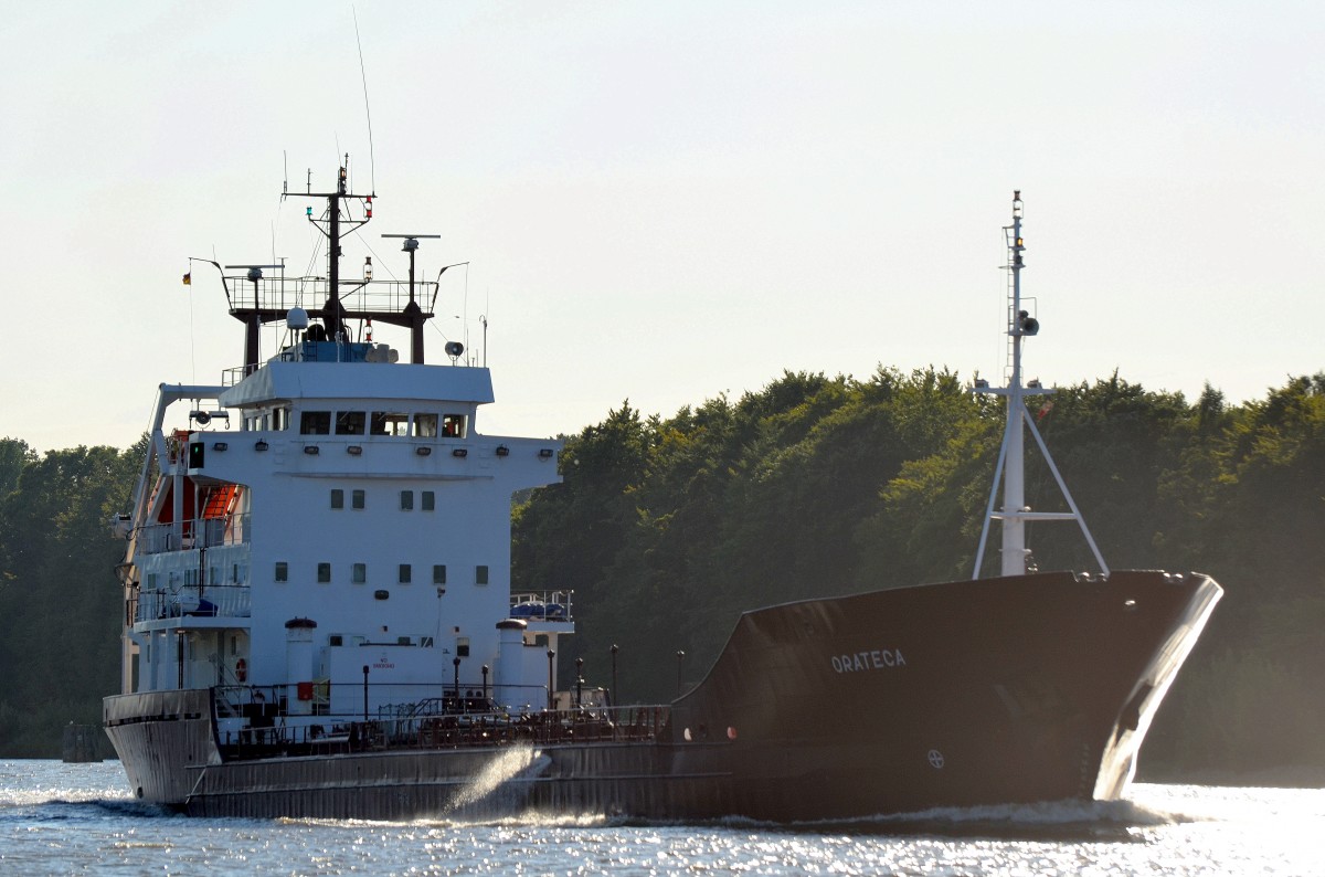 Die Orateca IMO-Nummer:8023527 Flagge:Dnemark Lnge:85.0m Breite:13.0 Baujahr:1982 Bauwerft:Meltem Beykoz Shipyard,Istanbul Trkei im Nord-Ostsee-Kanal bei Fischerhtte am 25.08.13