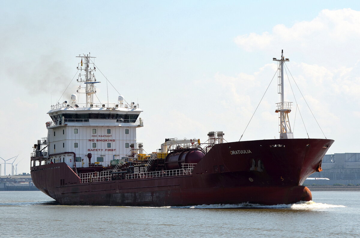 Die ORATUULIA IMO-Nummer:9447237 Flagge:Portugal Länge:107.0m Breite:16.0m Baujahr:2008 Bauwerft:Torgem Shipyard,Istanbul Türkei aus Hamburg auslaufend vor Blankenese am 15.08.22