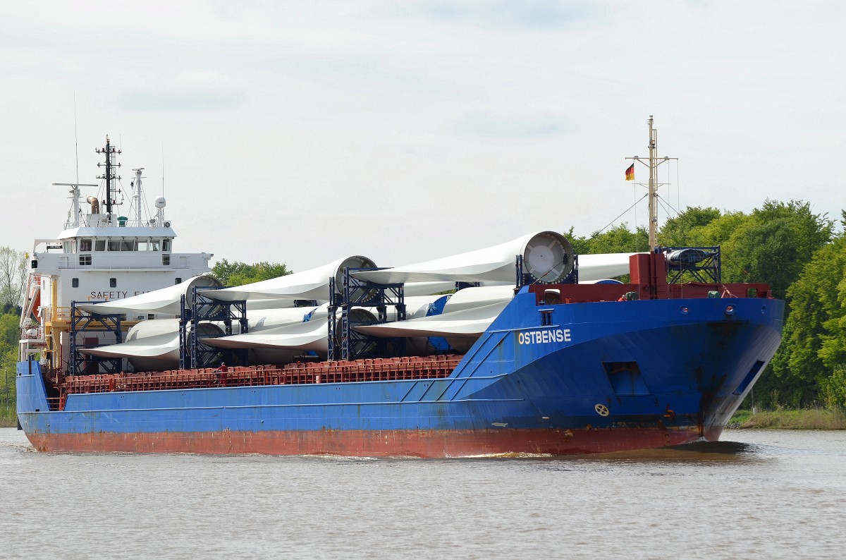 Die Ostbense IMO-Nummer:9566784 Flagge:Antigua und Barbuda Länge:126.0m Breite:15.0m Baujahr:2011 passiert die Weiche Fischerhütte im Nord-Ostsee-Kanal am 01.05.14