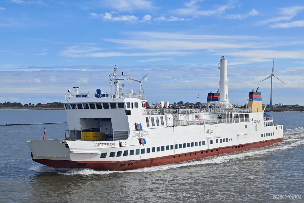 Die  Ostfriesland  (IMO 8324622, Baujahr 1985, Umbau 2015 auf LNG-Antrieb und Verlängerung um 15m) verläßt Borkum zu Überfahrt nach Emden. 10.09.2025