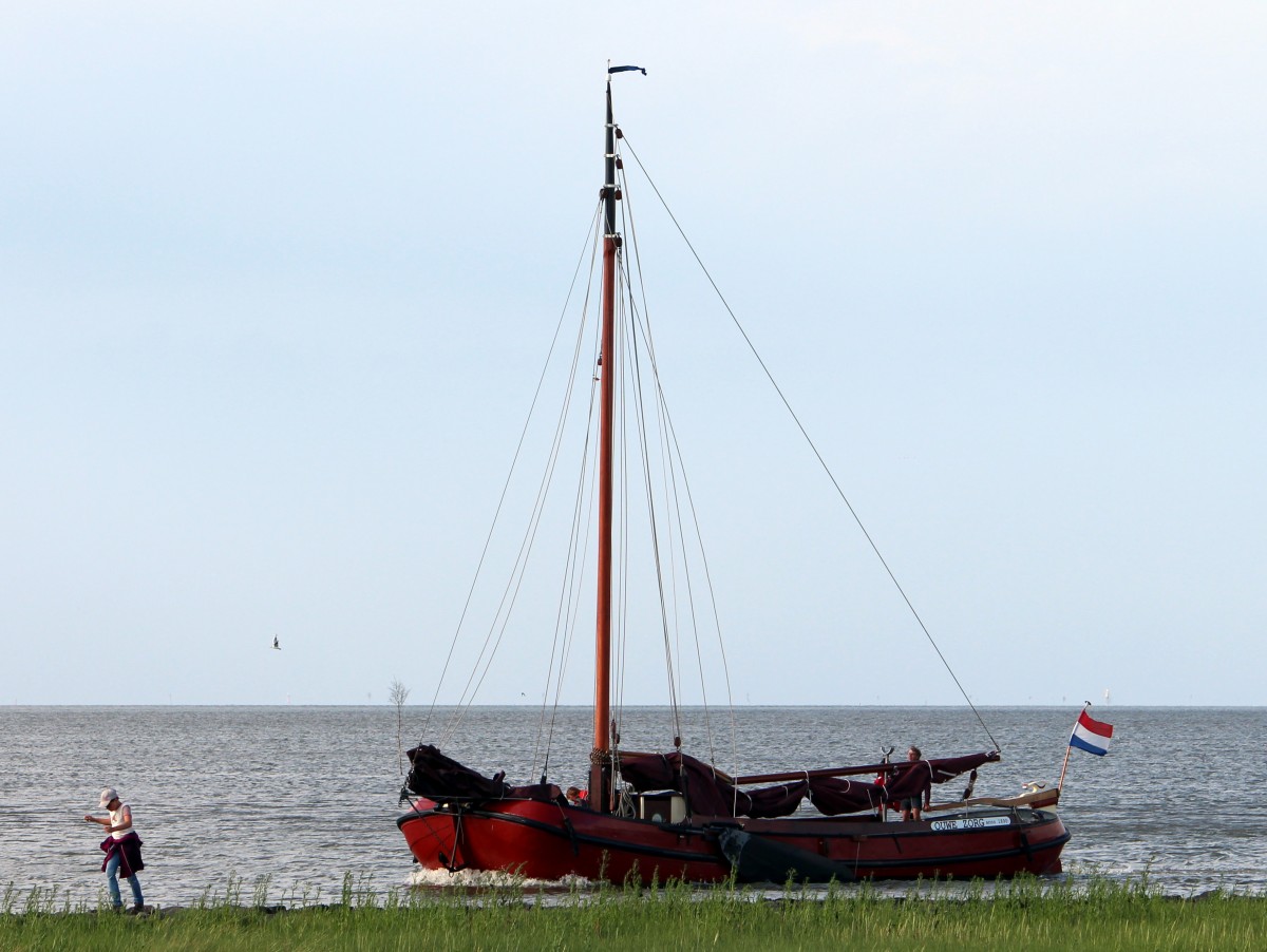 Die Ouwe Zorg am 30.07.2013 bei der Einfahrt in den Hafen von Fedderwardersiel. 