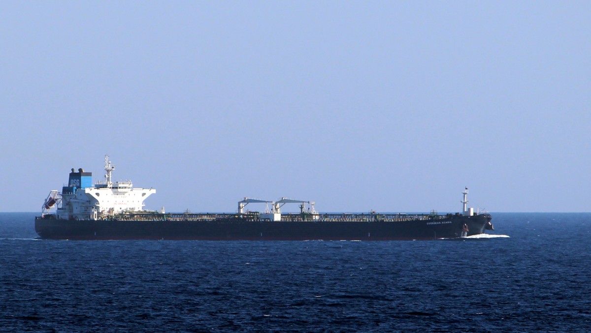 Die Overseas Acadia am 22.10.2013 vor Malta. Sie ist 250m lang und 44m breit.