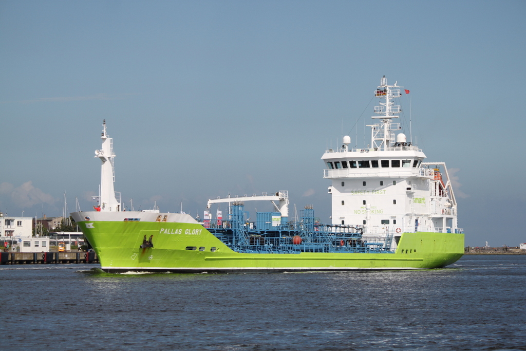 Die Pallas Glory auf dem Weg von Copenhagen nach Rostock-Seehafen beim Einlaufen am Mittag des 05.08.2017 in Warnemnde