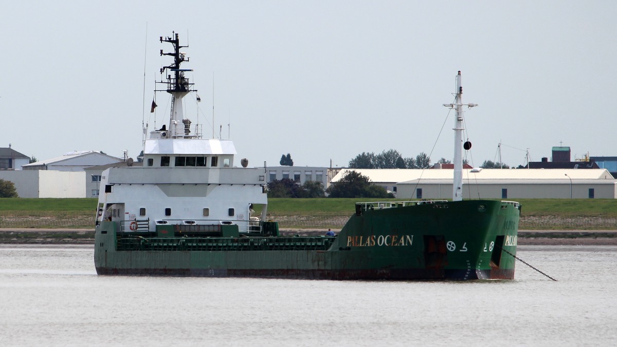 Die Pallas Ocean am 05.08.2014 auf der Elbe vor Bremerhaven.