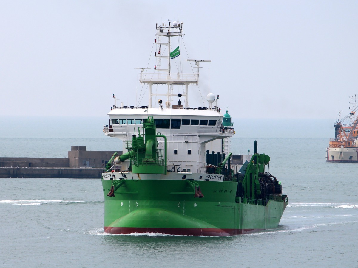 Die Pallieter am 21.04.2014 im Hafen von Le Havre. Sie ist 98m lang und 22m breit.