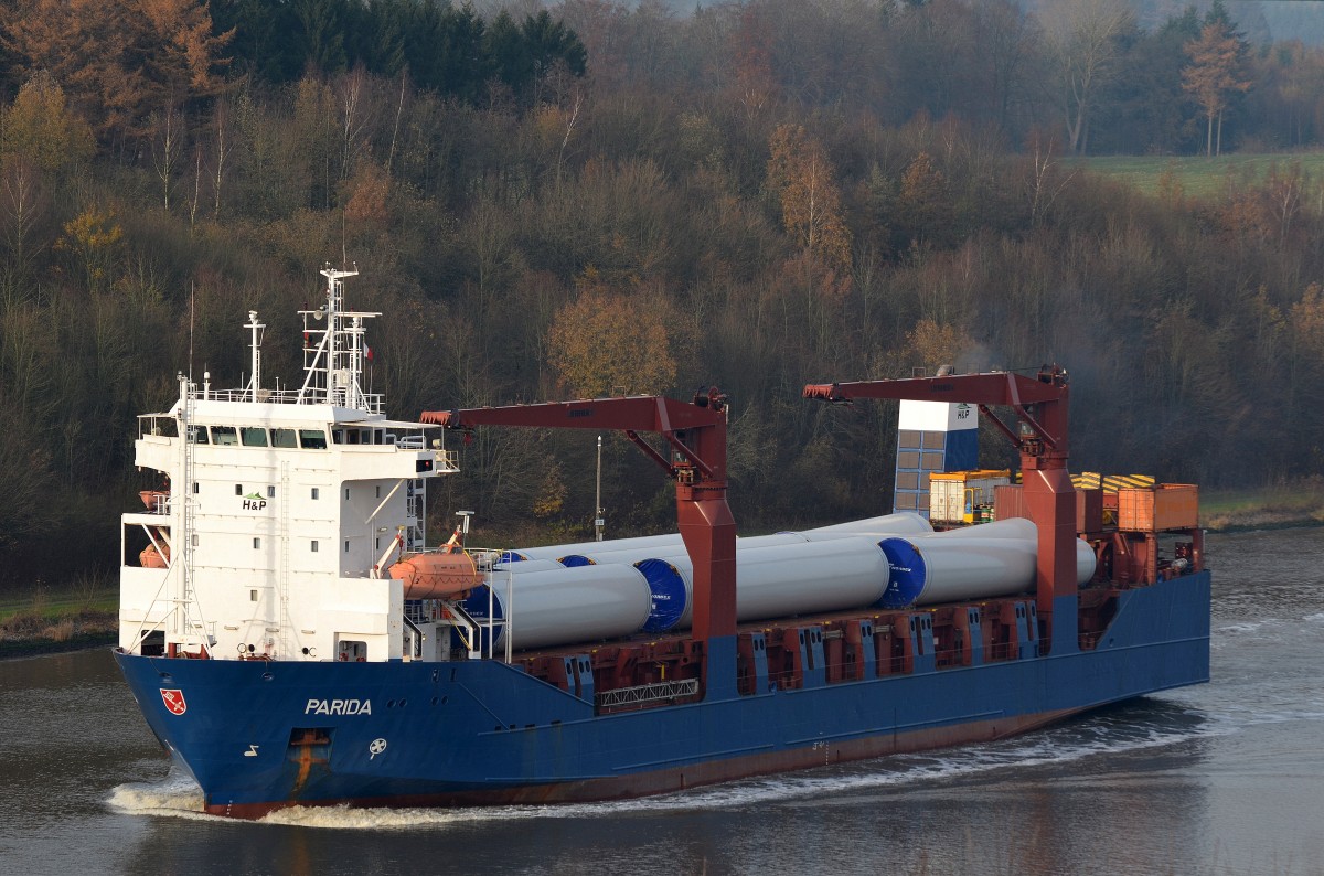 Die Parida IMO-Nummer:9159933 Flagge:Dänemark Länge:101.0m Breite:18.0m Baujahr:1999 Bauwerft:Pendik Shipyard,Istanbul Türkei im Nord-Ostsee-Kanal an der Hochbrücke Grünental aufgenommen am 23.11.14