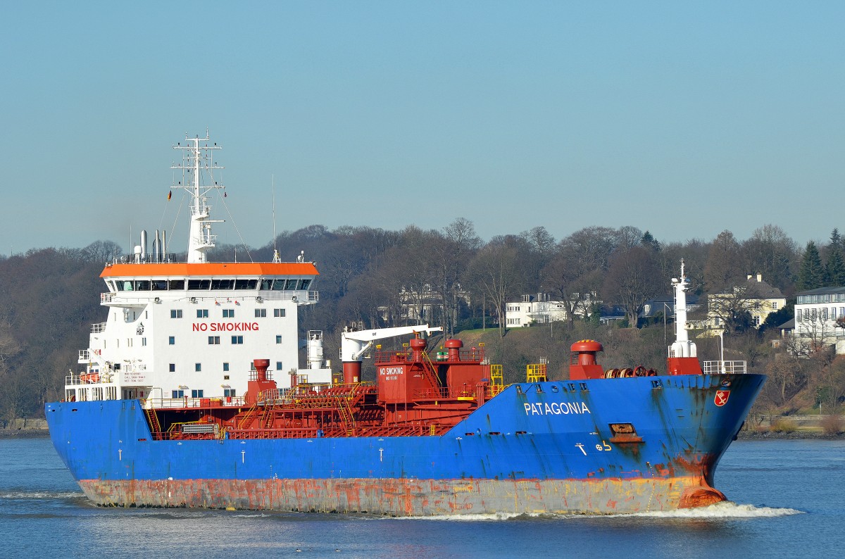 Die Patagonia IMO-Nummer:9312080 Flagge:Malta Länge:144.0m Breite:23.0m Baujahr:2006 Bauwerft:Jiangnan Shipyard,Shanghai China nach Hamburg einlaufend aufgenommen vom Rüschpark Finkenwerder am 16.02.16