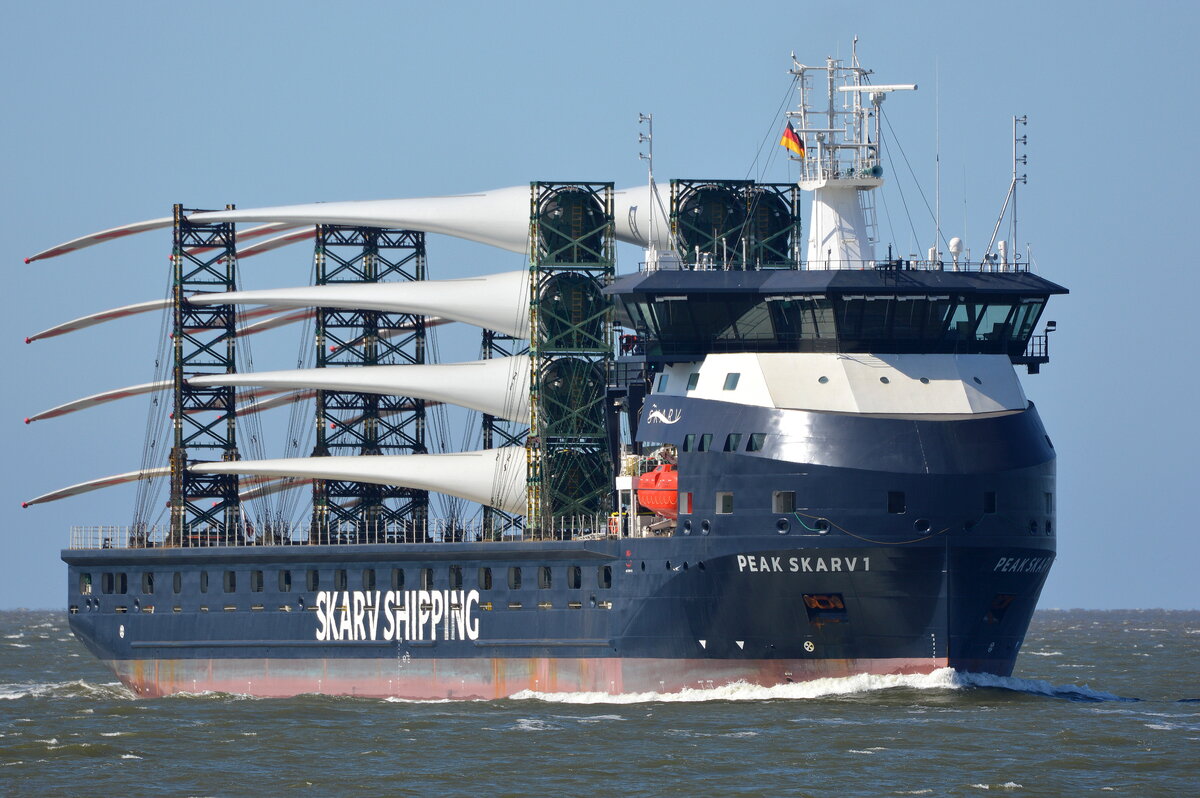 Die PEAK SKARV 1 ,St�ckgut- und Mehrzweckfrachter, IMO-Nummer:1035246 Flagge:Norwegen L�nge:108.0m Breite:21.0m Baujahr:2026 Bauwerft:Huanghai Shipbuilding,Weihai China vor der Alten Liebe Cuxhaven am 25.06.26