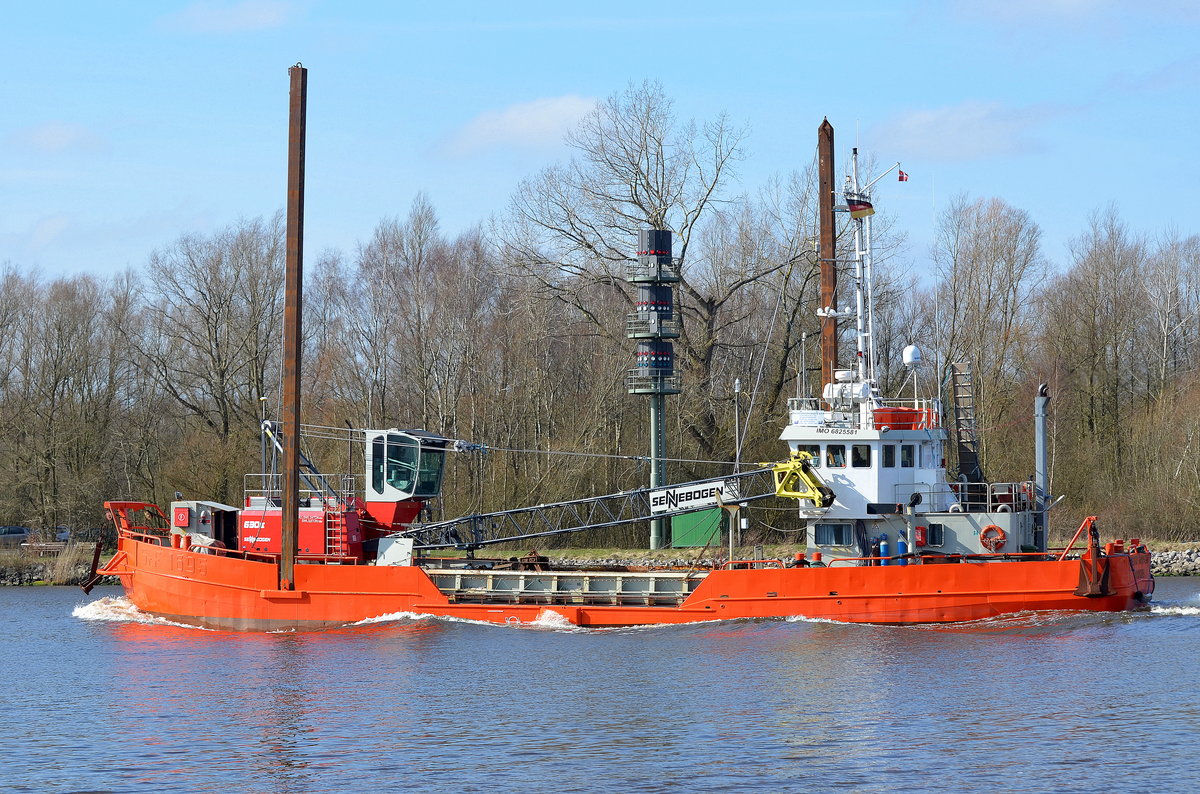 Die Peter Madsen IMO-Nummer:6825581 Flagge:Dänemark Länge:33.0m Breite:8.0m Baujahr:1968 Bauwerft:Pattje Scheepswerf,Waterhuizen Niederlande an der Weiche Fischerhütte im Nord-Ostsee-Kanal am 26.03.16