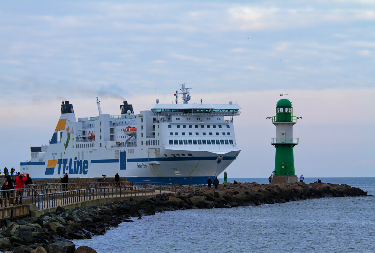 Die  Peter Pan  der TT - Line vor Warnemünder Westmole. - 15.01.2014