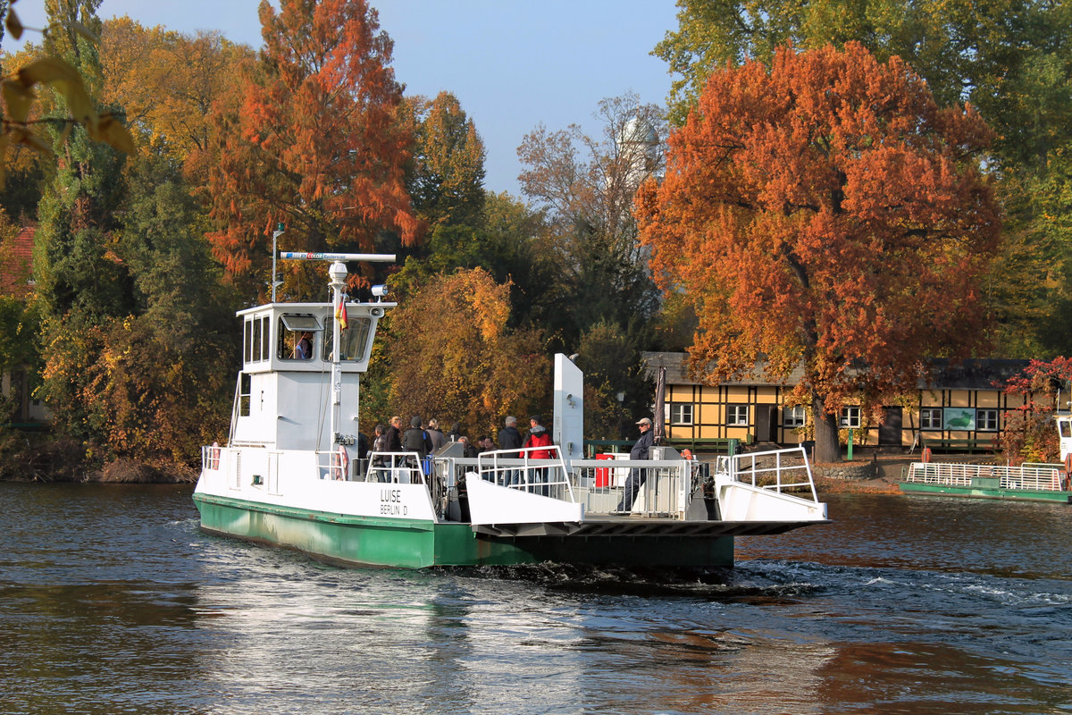 Die Pfaueninsel -Fähre 'LUISE' auf der Havel im Südwesten Berlins im November 2015.