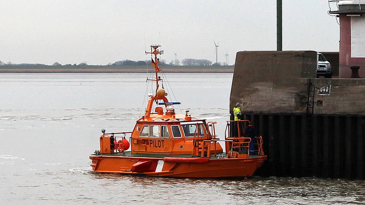 die Pilot Klaashahn am 10.02.2014 vor der Nordschleuse in Bremerhaven.