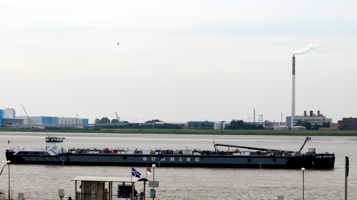 Die Piz Bever am 15.08.2013 auf der Weser vor Bremerhaven. Sie ist 86m lang und 10,5m breit.