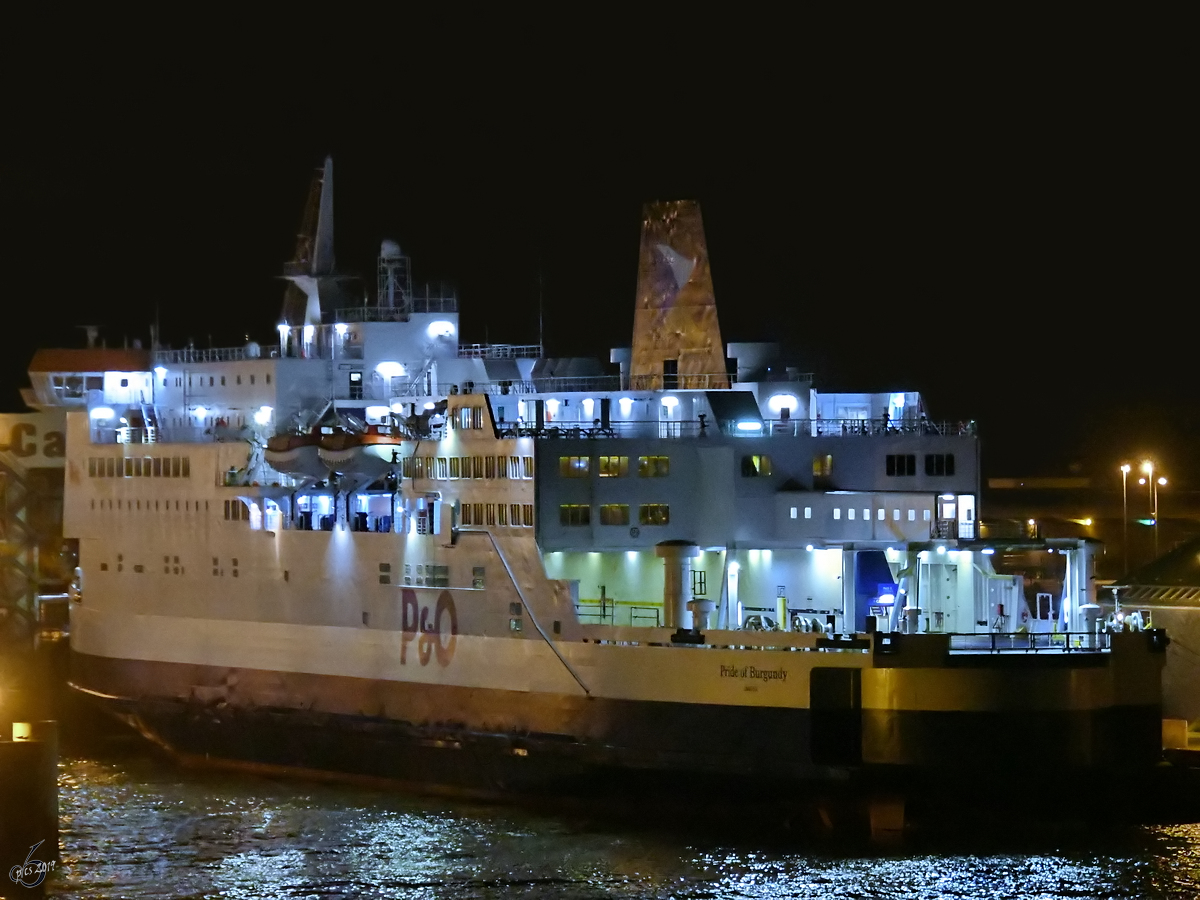 Die Pride of Burgundy von P&O Ferries im Hafen von Calais. (Juli 2019)