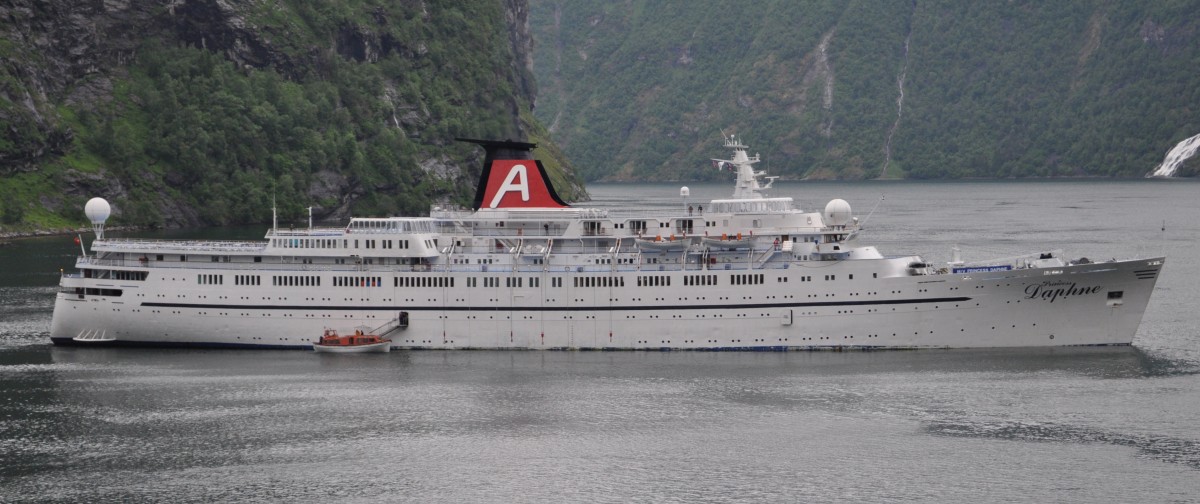 Die  Princess Daphne  lief 1954 vom Stapel ,hier aufgenommen am 26.06.2012 im Geiranger Fjord, 2014 wurde sie in Indien abgewrackt
