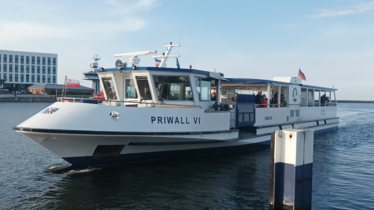 Die Priwall 6 am 1.6.2022 in Travemünde beim Anlegen das schiff ist als Fähre im Einsatz