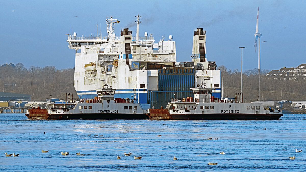 Die Priwall-Fähren TRAVEMÜNDE und PÖTENITZ passieren einander auf der Trave bei Lübeck-Travemünde. Aufnahme vom 10.03.2022