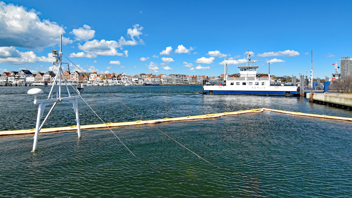 Die Priwallfähre BERLIN vor Querung der Trave in Richtung Travemünde. Im Vordergrund ist ein Teil vom Mast des am 8.2.2021 gesunkenen Kutters DRESDEN zu sehen. Lübeck-Travemünde, 25.4.2021