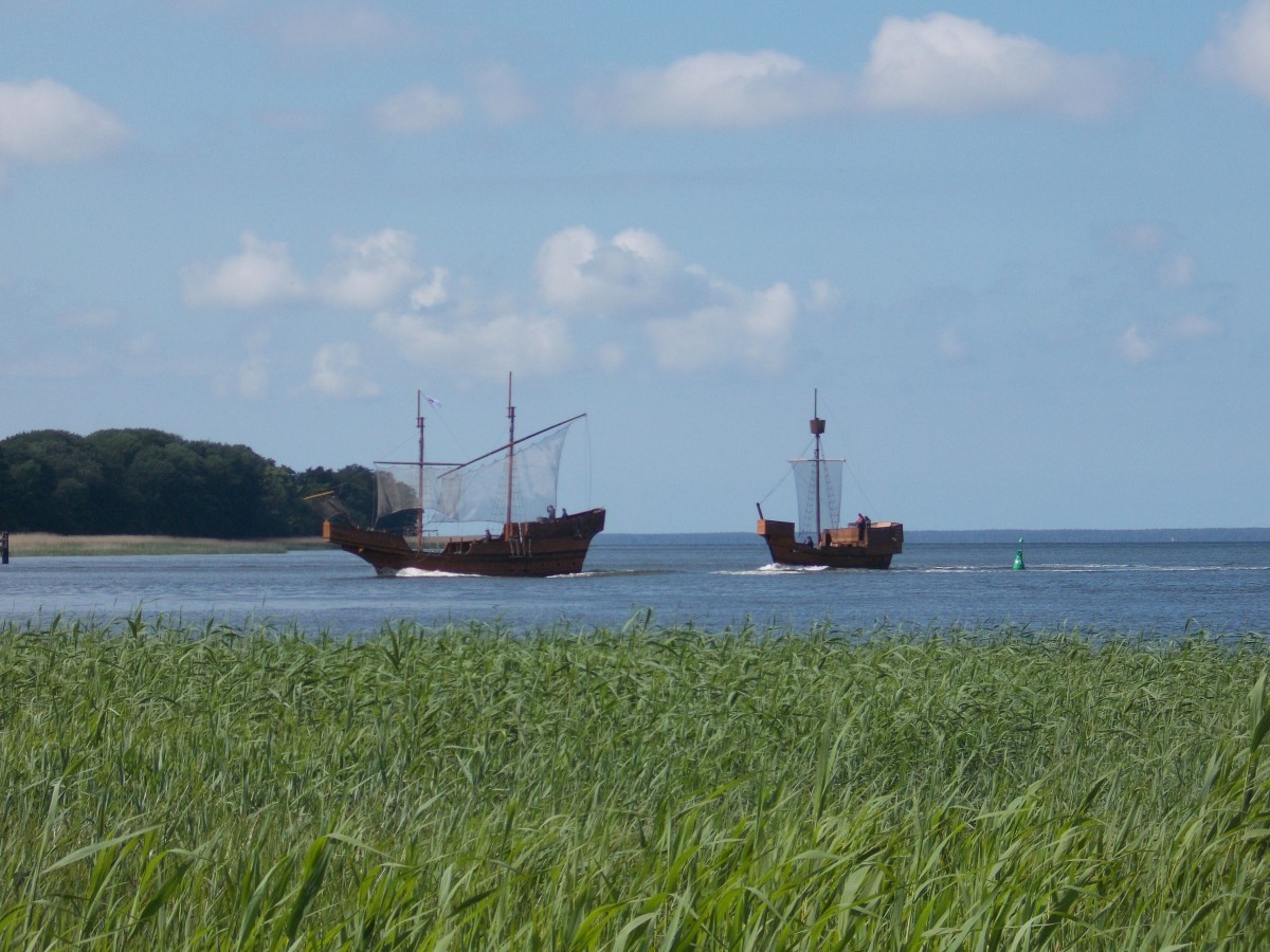 Die Proben für diesjährigen Störtebekerfestspiele laufen so langsam auf das Ende zu(Premiere am 20.Juni 2015).Auch auf dem Wasser vor Ralswiek probten zwei Koggen,am 14.Juni 2015,ihren Einsatz.Die Boote werden mit einem Motorboot angetrieben und sind nur Theaterkulissen und spielen jedes Jahr im Stück mit.