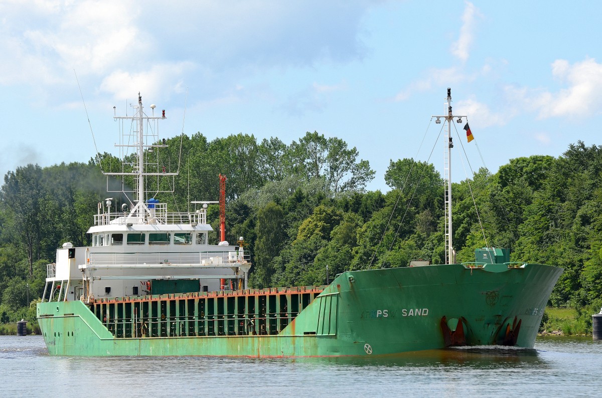 Die PS Sand ex Arklow Sand IMO-Nummer:9163611 Flagge:Niederlande Länge:90.0m Breite:13.0m Baujahr:1998 Bauwerft:Barkmeijer Stroobos Scheepswerf,Stroobos Niederlande bei Fischerhütte im Nord-Ostsee-Kanal aufgenommen am 15.06.14