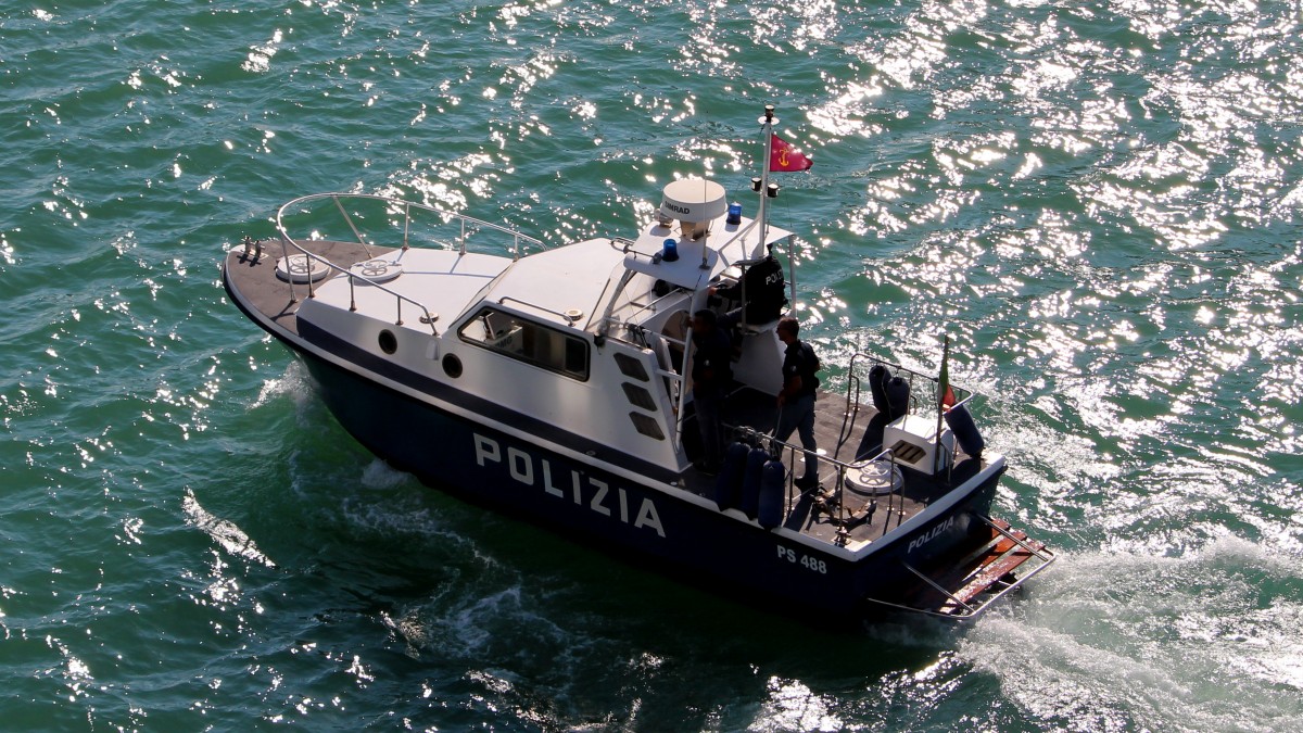 Die PS488 ein Polizeiboot am 24.10.2013 im Hafen von Catania.