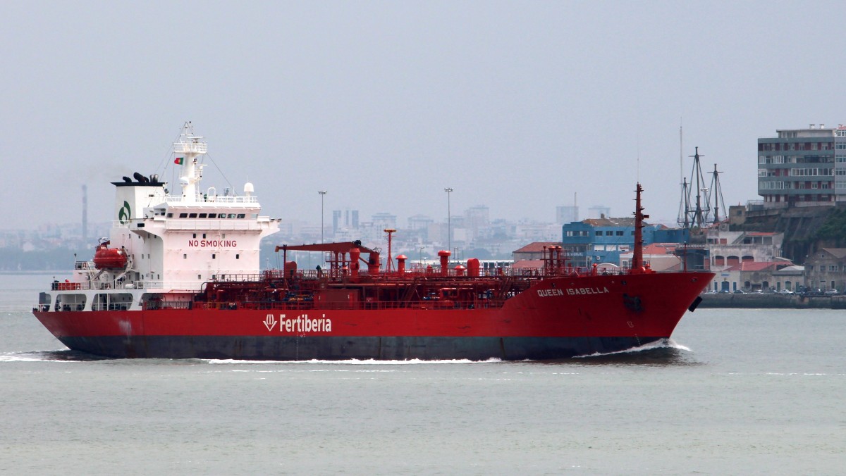 Die Queen Isabella am 16.04.2014 im Hafen von Lissabon. Sie ist 131,4m lang und 20m breit.