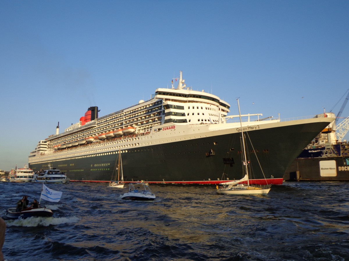 Die Queen Mary 2 (345 m lang,Indienstst.2004) am 24.08.13 beim Verlassen
des Hamburger Hafens