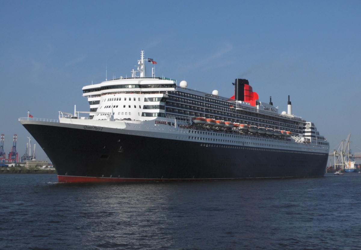 Die Queen Mary 2 (345 m lang) beim Einlaufen in Hamburg zum Event 10 Jahre Queen Mary 2 in Hamburg (19.07.04-19.07.14)