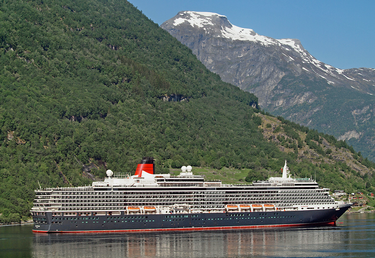 Die Queen Victoria liegt am 29.05.2018 im Geirangerfjord,  die Landausflügler haben mit Tenderbooten das Schiff verlassen, nun ist Ruhe eingekehrt