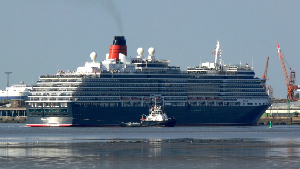 Die Queen Victoria mit Schlepper Ems am 05.08.2009 vor Bremerhaven.