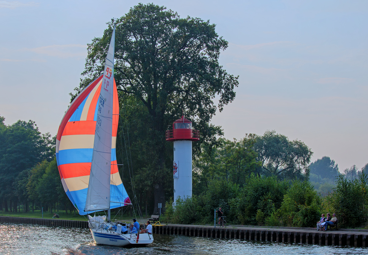 Die RAGAZZI fährt mit Gennaker am Ueckermünder Leuchtturm vorbei. - 07.09.2014