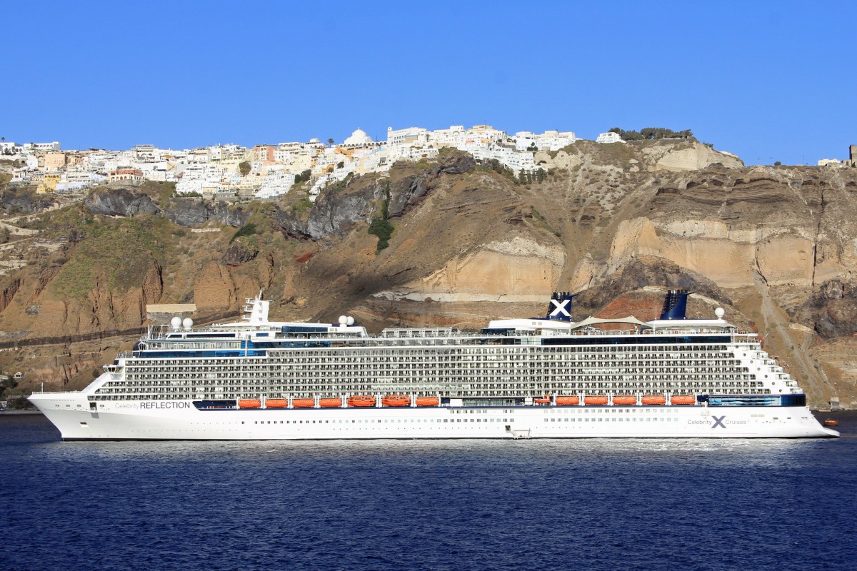 Die Reflection der Celebrity Cruise vor der imposannten Kulisse von Fira, Santorini, IMO: 9506459. 2. Oktober 2013. Mit einer Länge von 319 Meter und einer maximalen Passagierzahl von 3046 ist die Reflection seit Oktober 2012 unterwegs.