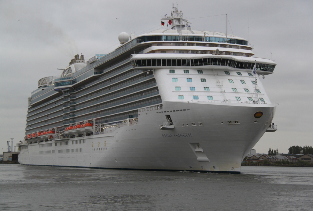 Die Regal Princess auf dem Weg von Gteborg nach Tallinn  am 16.05.2015 in Warnemnde